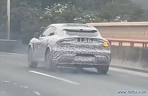 小米YU7路试被拍：车头超长并列V12豪华SUV