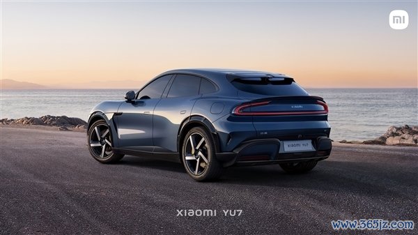 小米YU7路试被拍：车头超长并列V12豪华SUV